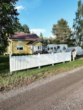 Talo järven rannalla in Reisjärvi